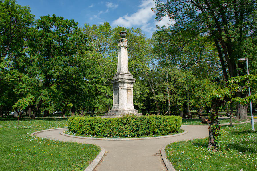 Otkud obelisk u Topčiderskom parku?